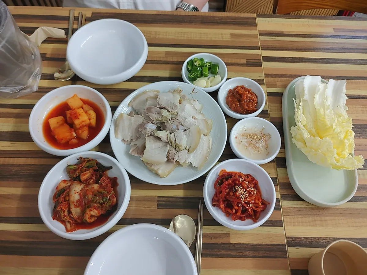 Medium bossam suchuk and side dishes on the table