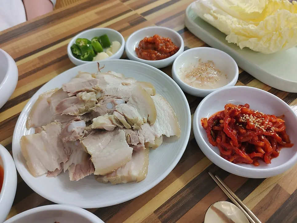 Side dishes served with the bossam suchuk