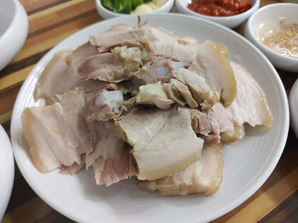 Bossam suchuk and radish kimchi