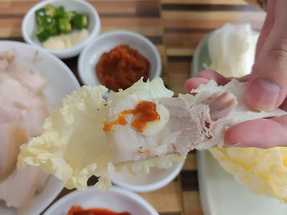 A plate of mild, clean-flavored bossam suchuk
