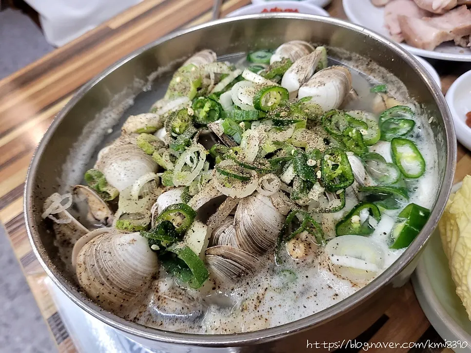 Exterior of Pyeongidambaek Ppyeo Kalguksu Main Branch on the alley between Hapjeong and Mangwon