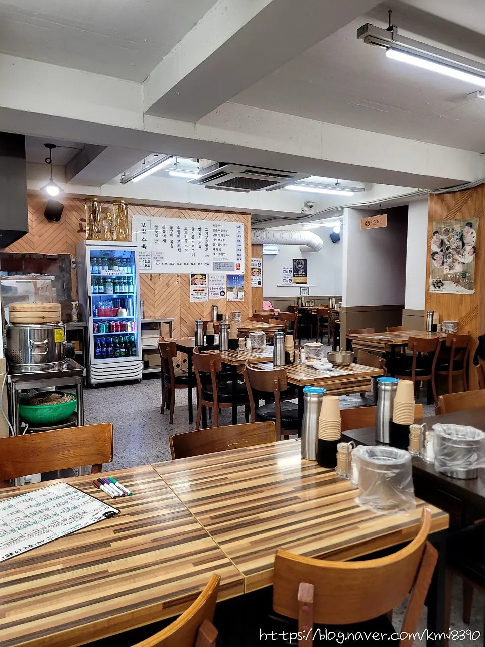 Interior of Pyeongidambaek Ppyeo Kalguksu Main Branch with 4-person tables