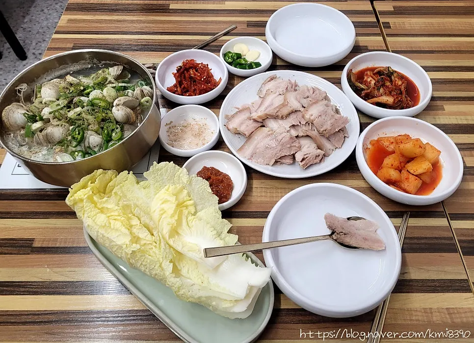 Digging clams out one by one from the clam kalguksu