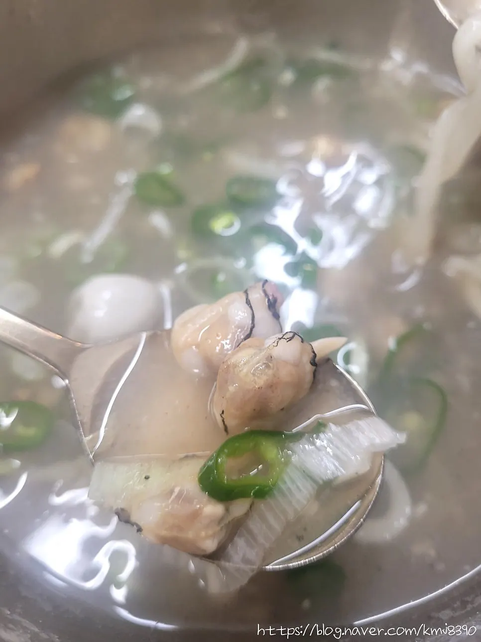 Kalguksu bowl still full of clams no matter how much is eaten