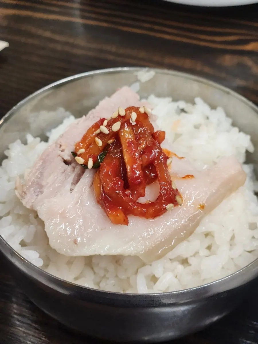 Bossam kimchi eaten together with rice