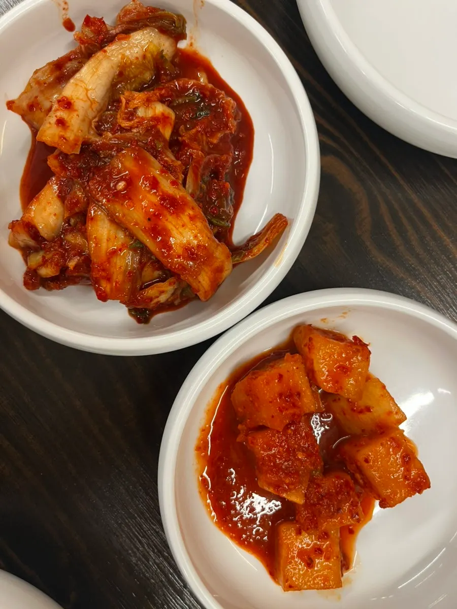 기본 반찬으로 나온 배추김치와 깍두기