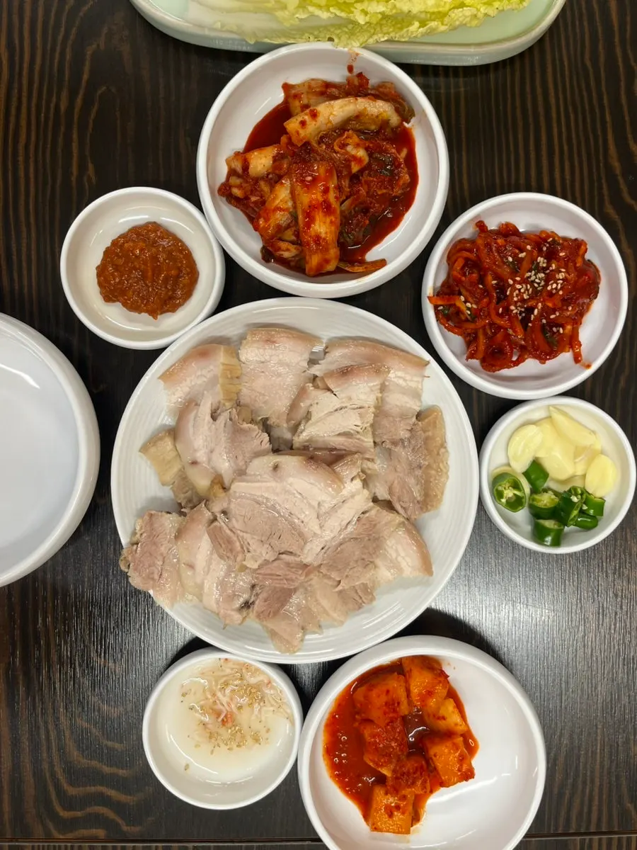 보쌈 중자와 함께 차려진 보쌈 반찬 한 상