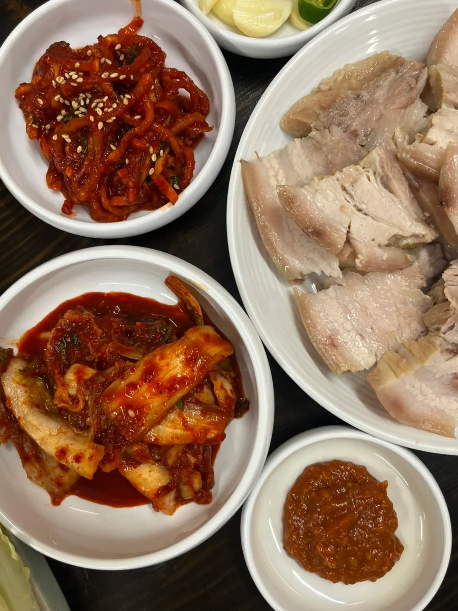 보쌈에 곁들이는 무생채와 마늘, 고추