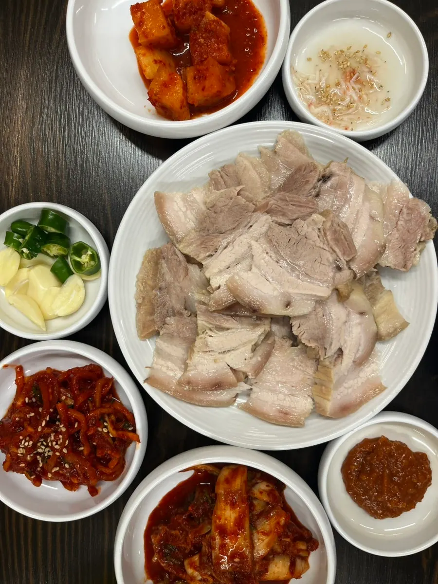 보쌈과 쌈배추가 놓인 식탁