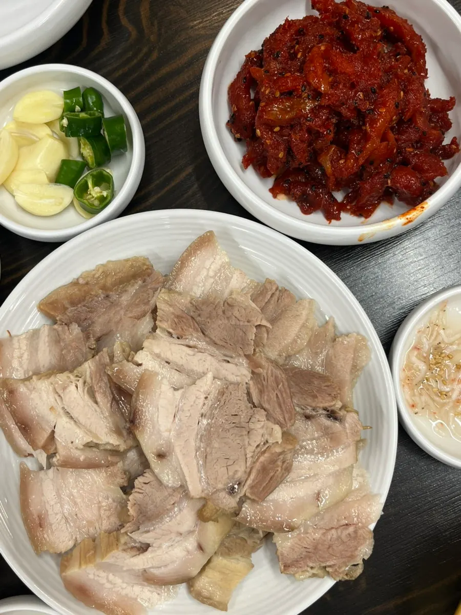 보쌈과 명태회무침이 함께 차려진 상차림