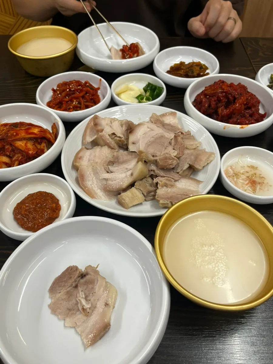 보쌈 한 상 전체 테이블 모습