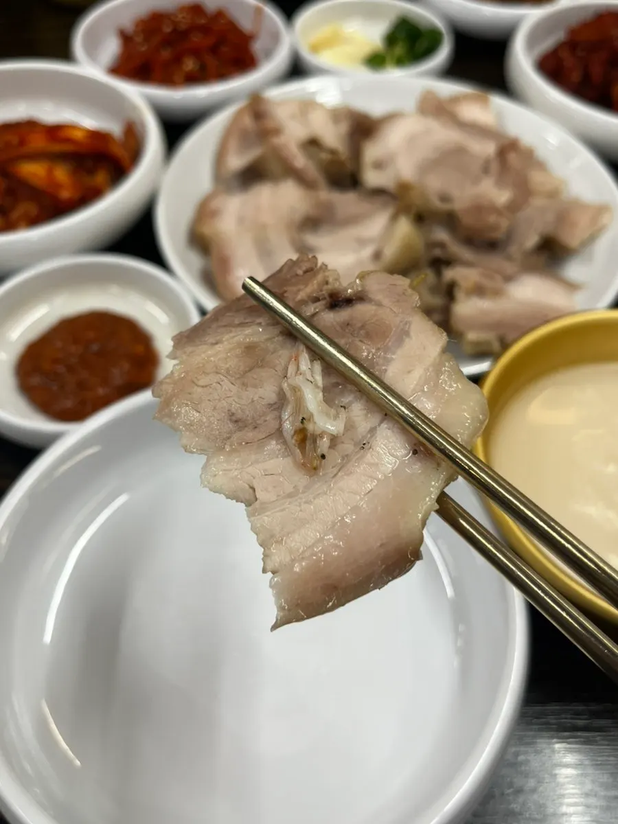 새우젓 올린 보쌈 첫 점