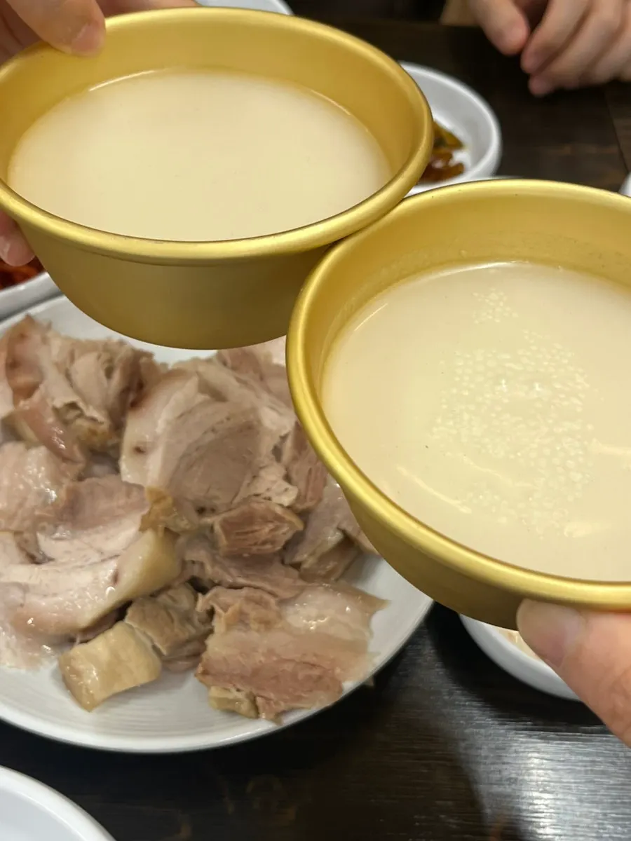 보쌈 한 점과 막걸리 잔