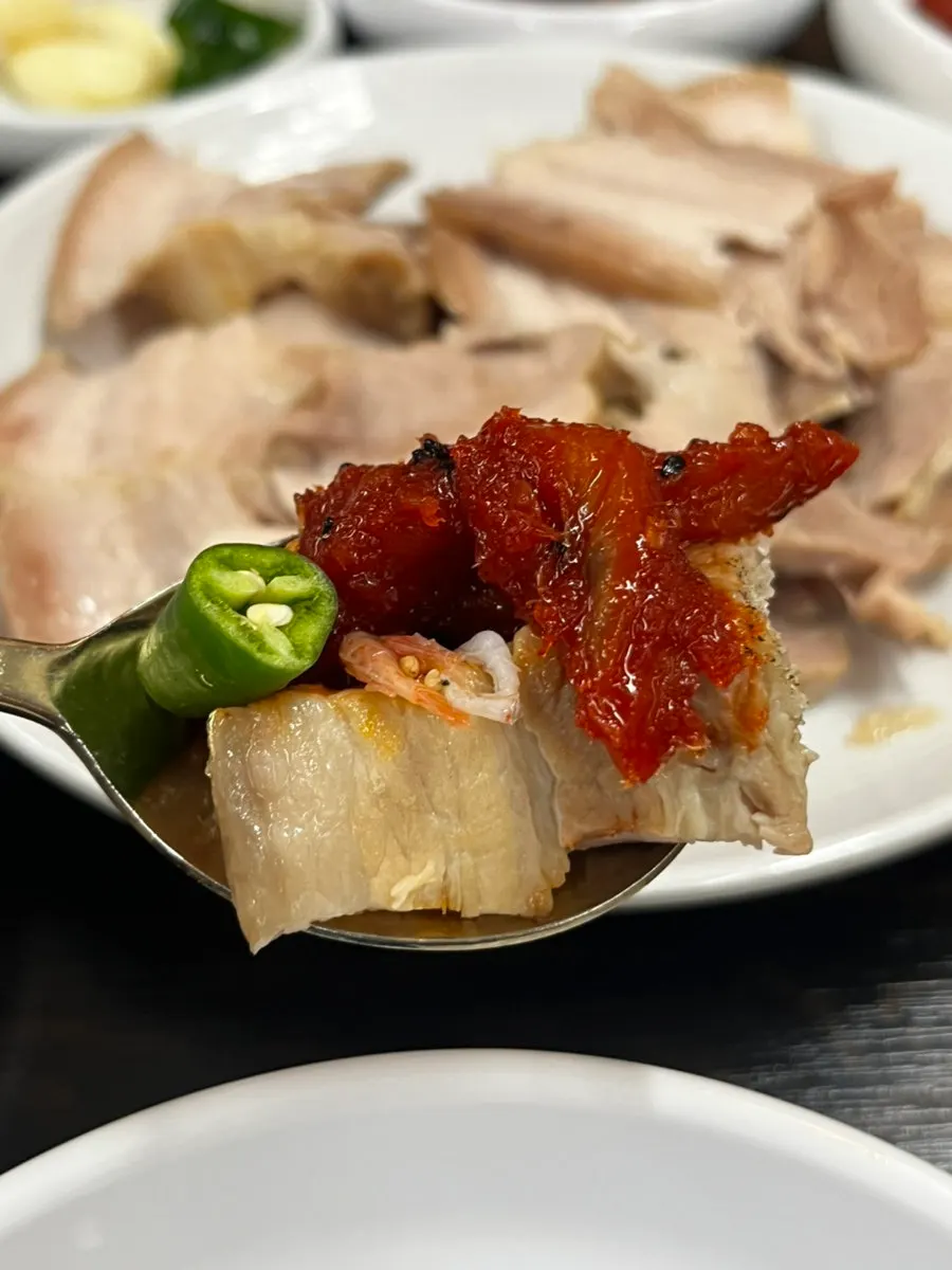명태회무침을 얹은 보쌈 쌈