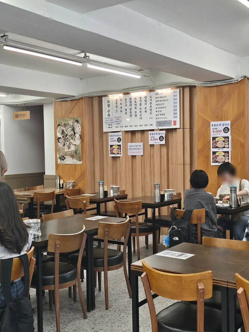 Table seating inside the Pyeongidambaek Ppyeo Kalguksu Main Branch