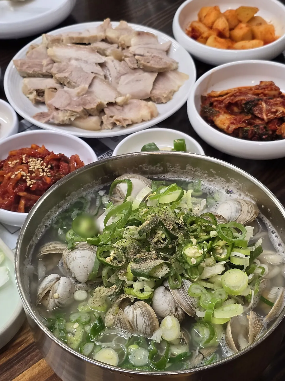 Table setting with medium bossam and clam kalguksu
