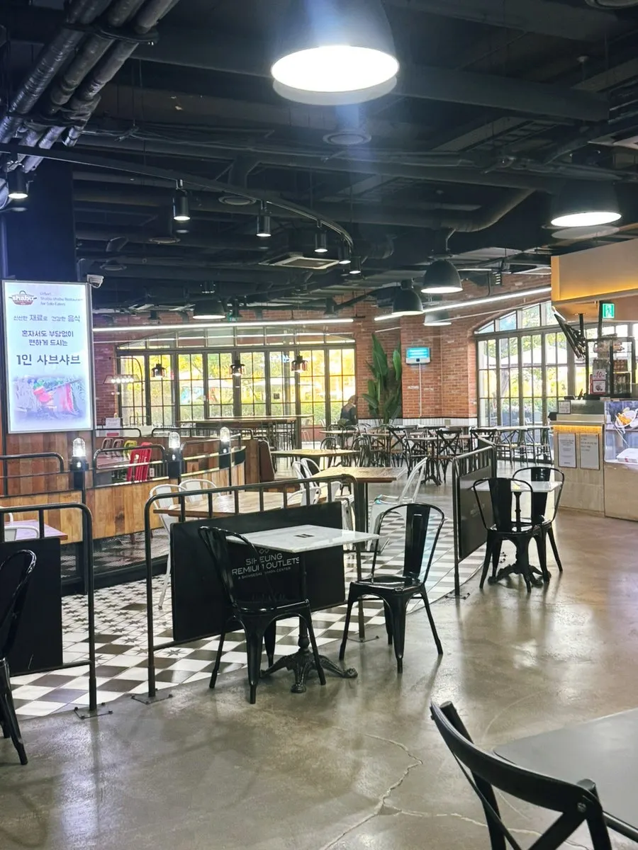 Terrace seating at Pyeongi Dambaek Siheung Premium Outlets