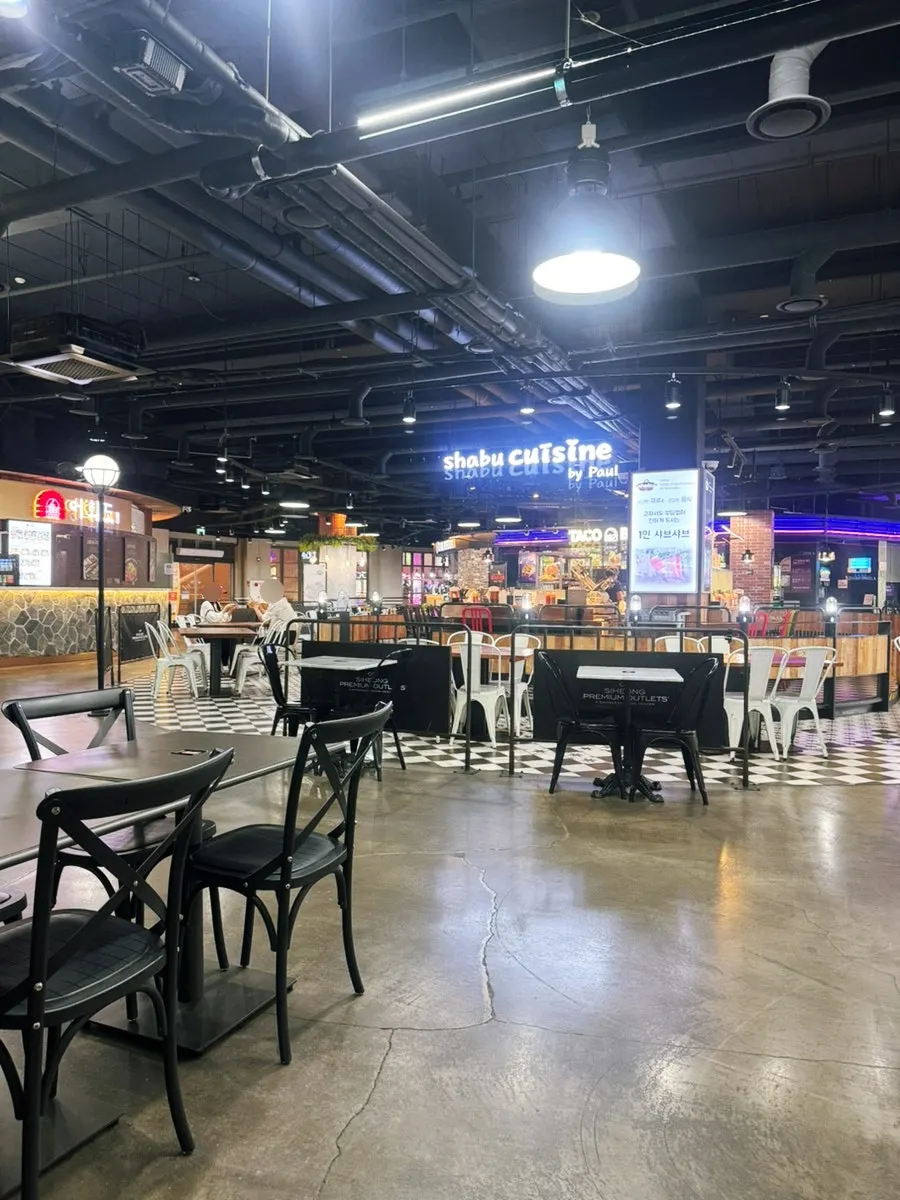 Terrace tables and chairs in front of Pyeongi Dambaek