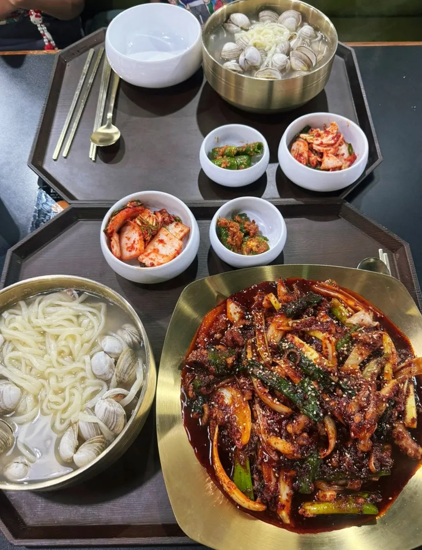 The octopus stir-fry set served with octopus stir-fry and 2 clam kalguksu