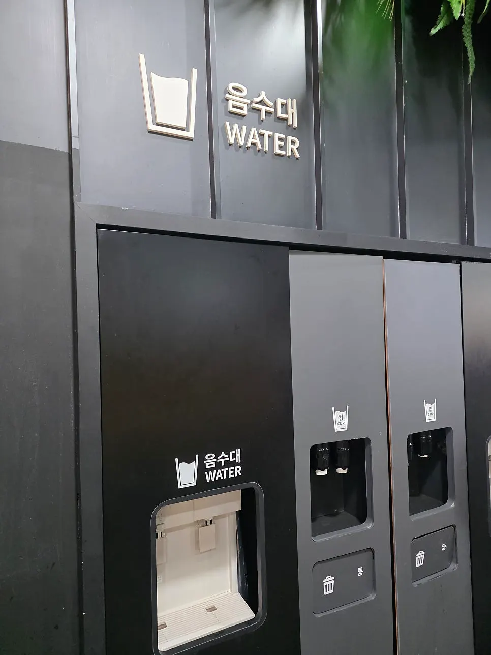 체인점이 모여 있는 아울렛 식당가 전경