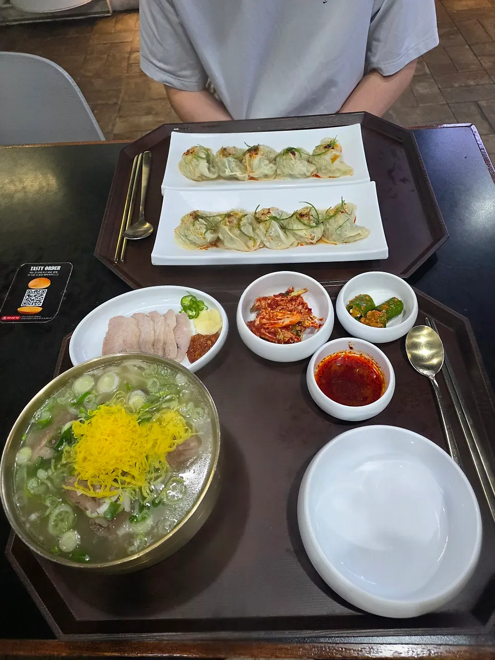 추가로 주문한 만두 두 접시