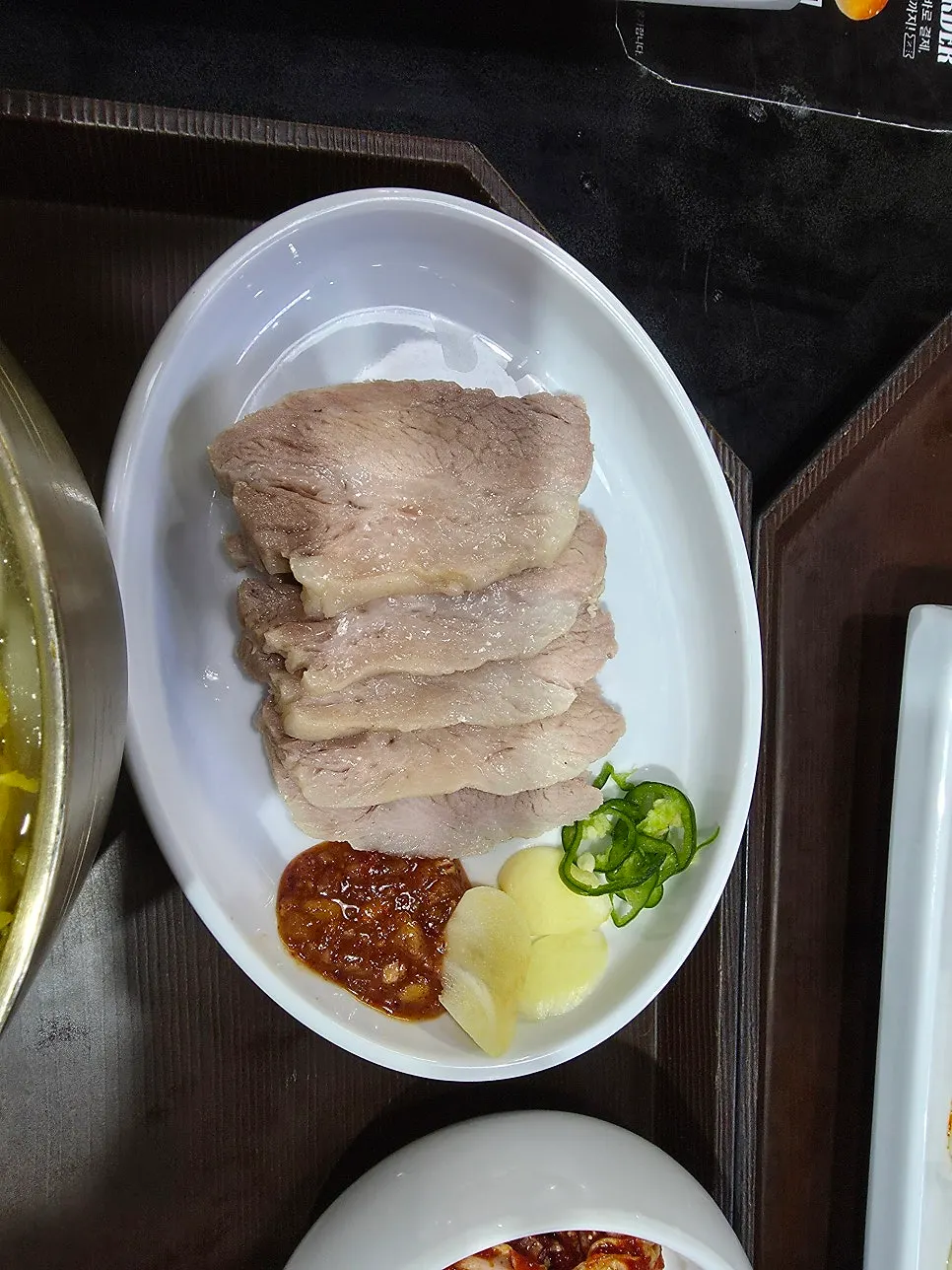 고기가 푸짐하게 들어간 뼈칼국수