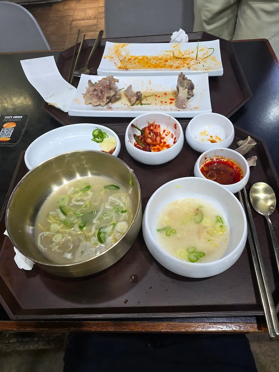 식사를 마친 평이담백 뼈칼국수 테이블