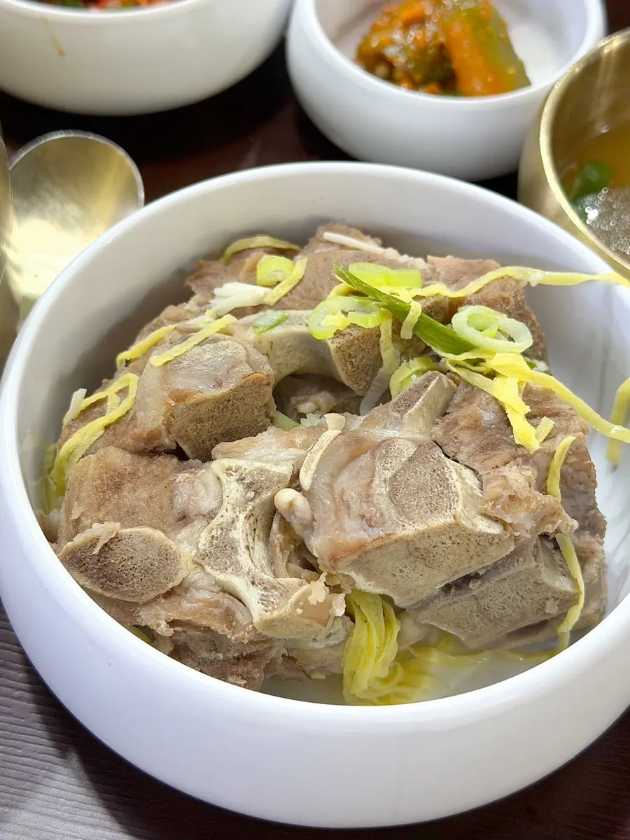 Clear bone soup rice with two large bone pieces