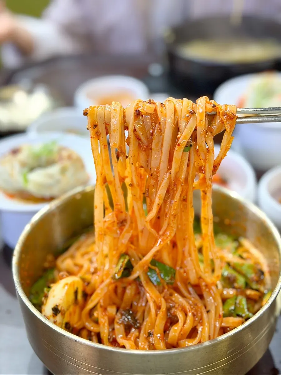 Springy noodles lifted up from the bibim kalguksu