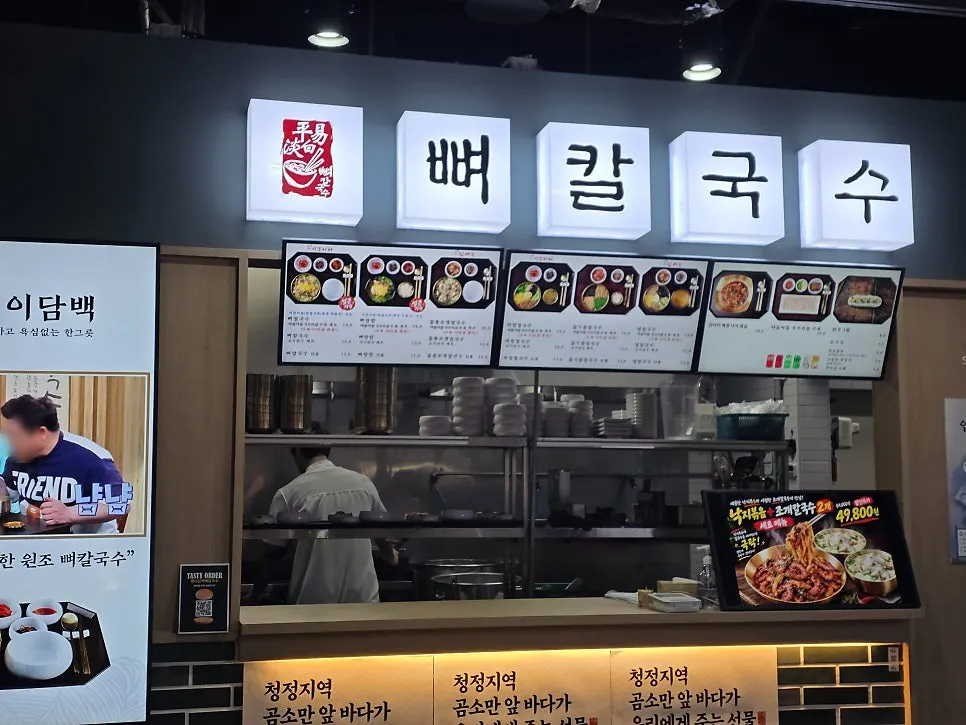 아울렛 실외 테이블 좌석 풍경