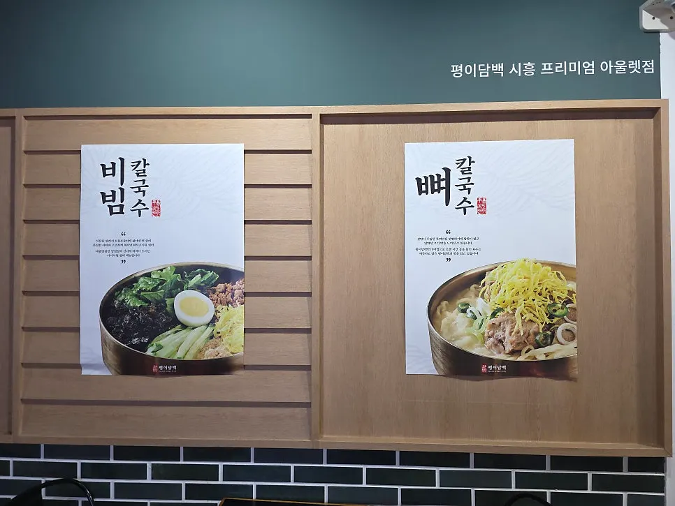 반려견과 함께 앉은 야외 테이블 자리