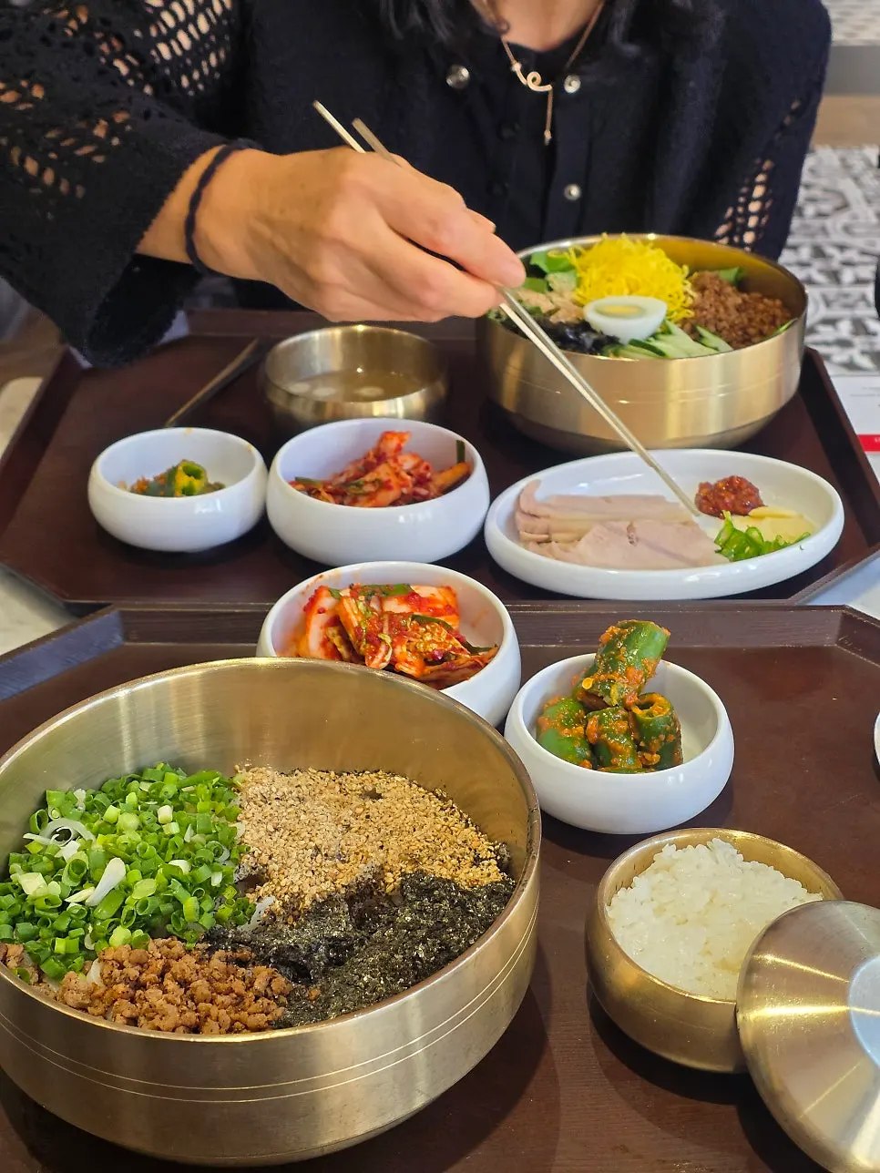 주문한 들기름칼국수와 비빔칼국수 세트 상차림