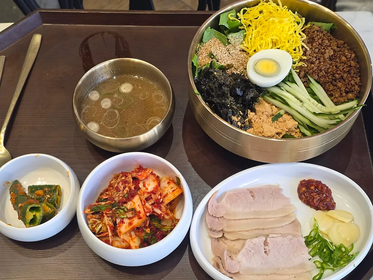 Spicy mixed kalguksu with the pork jowl suyuk set