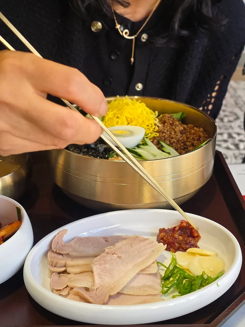 마늘과 매콤고추를 올린 가브리살 수육