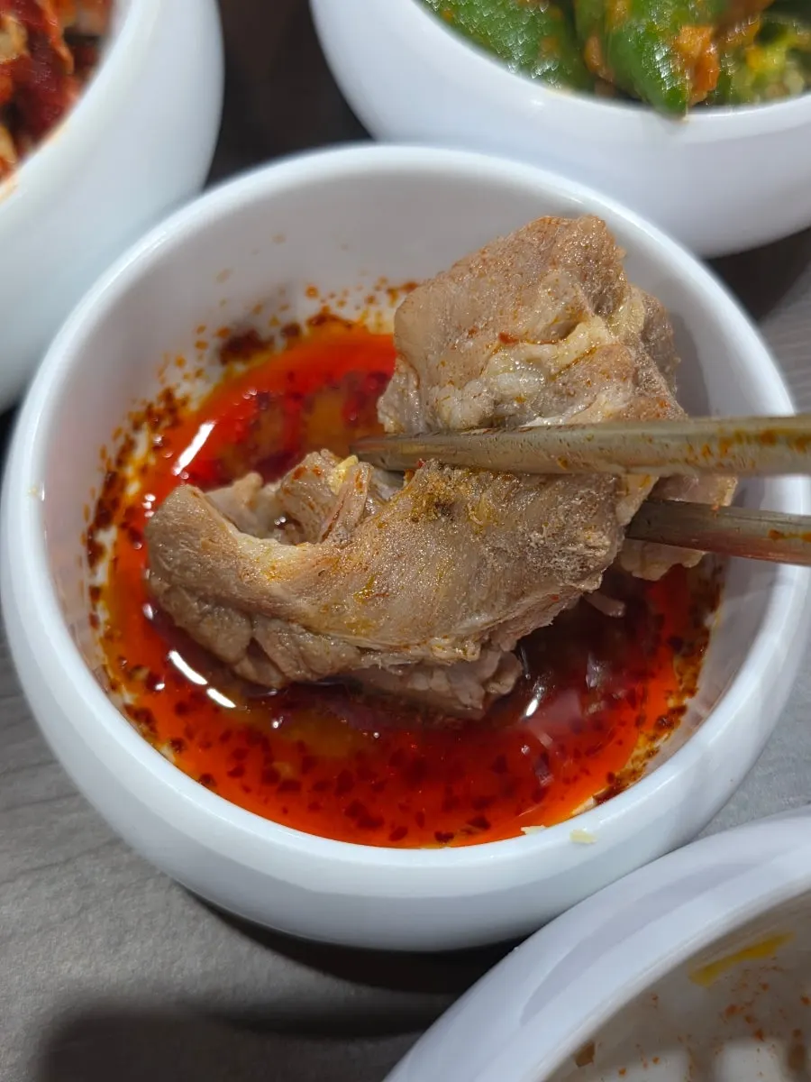 계란지단과 대파를 올린 도톰한 칼국수 면발