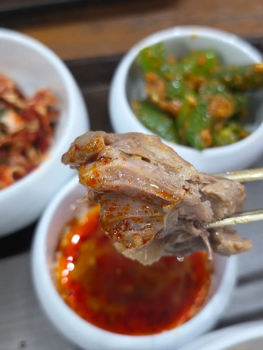 국물을 머금은 뼈칼국수 면 클로즈업