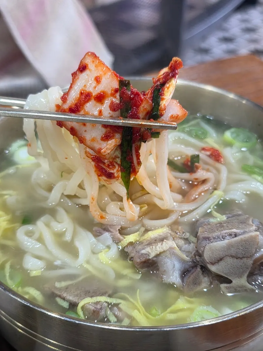 뼈에서 발라낸 살과 특제 마늘소스