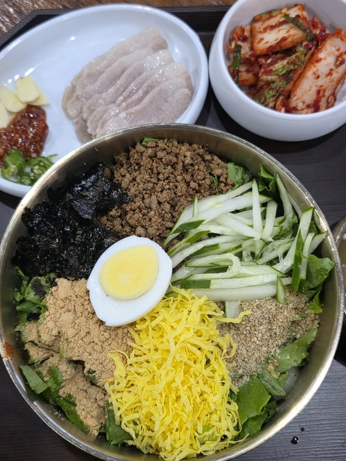 새우젓과 마늘, 청양고추를 곁들인 가브리살 수육