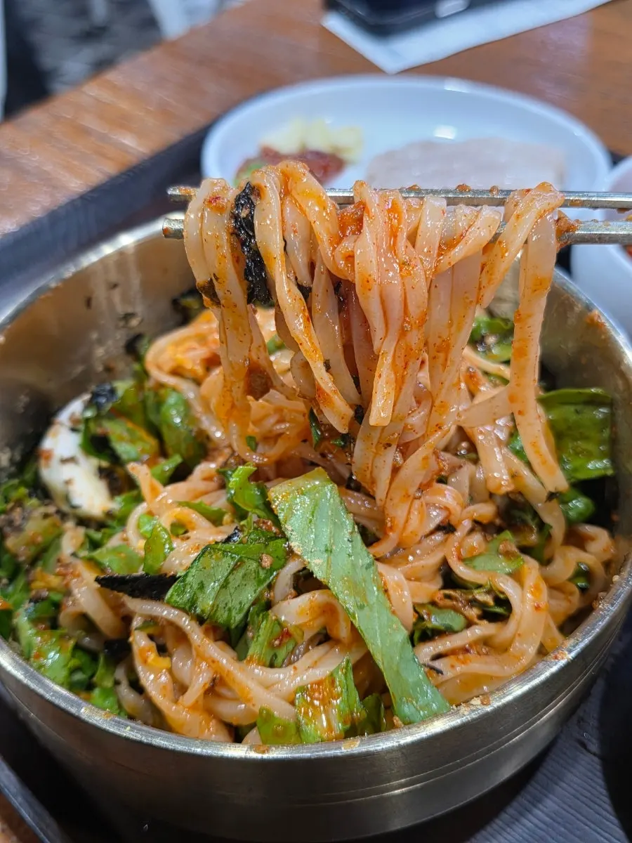 채소와 삶은 계란이 올라간 비빔칼국수