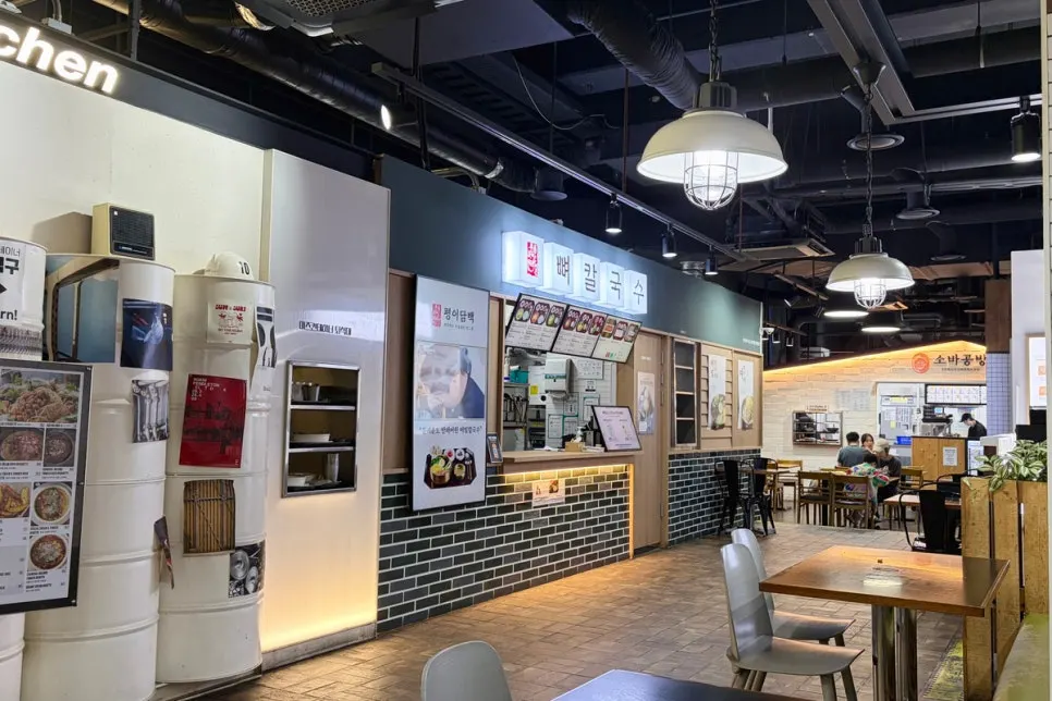 평일 저녁 한적한 푸드존 좌석