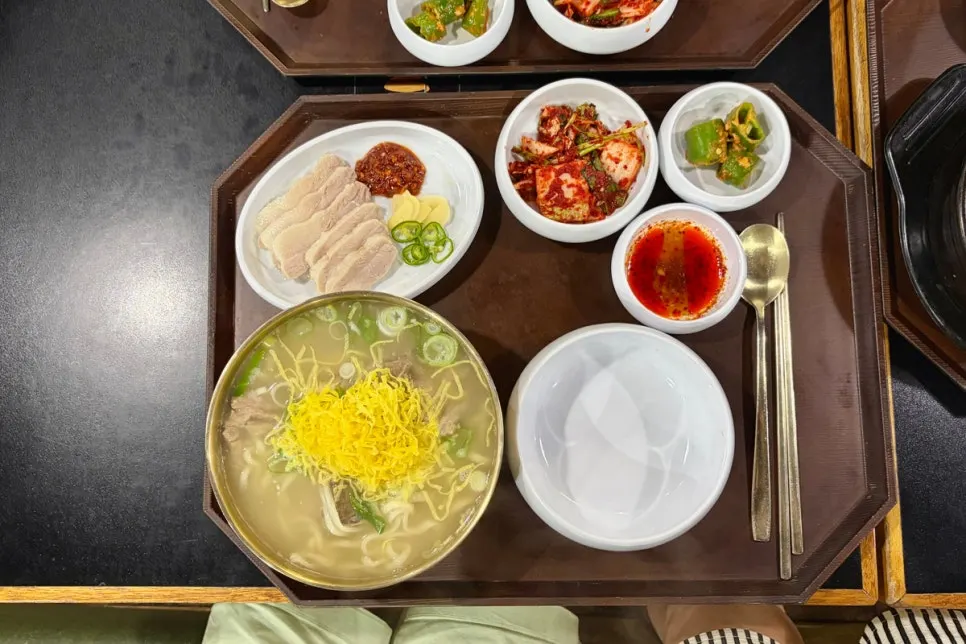 뼈칼국수와 가브리살 수육 1인 세트 구성