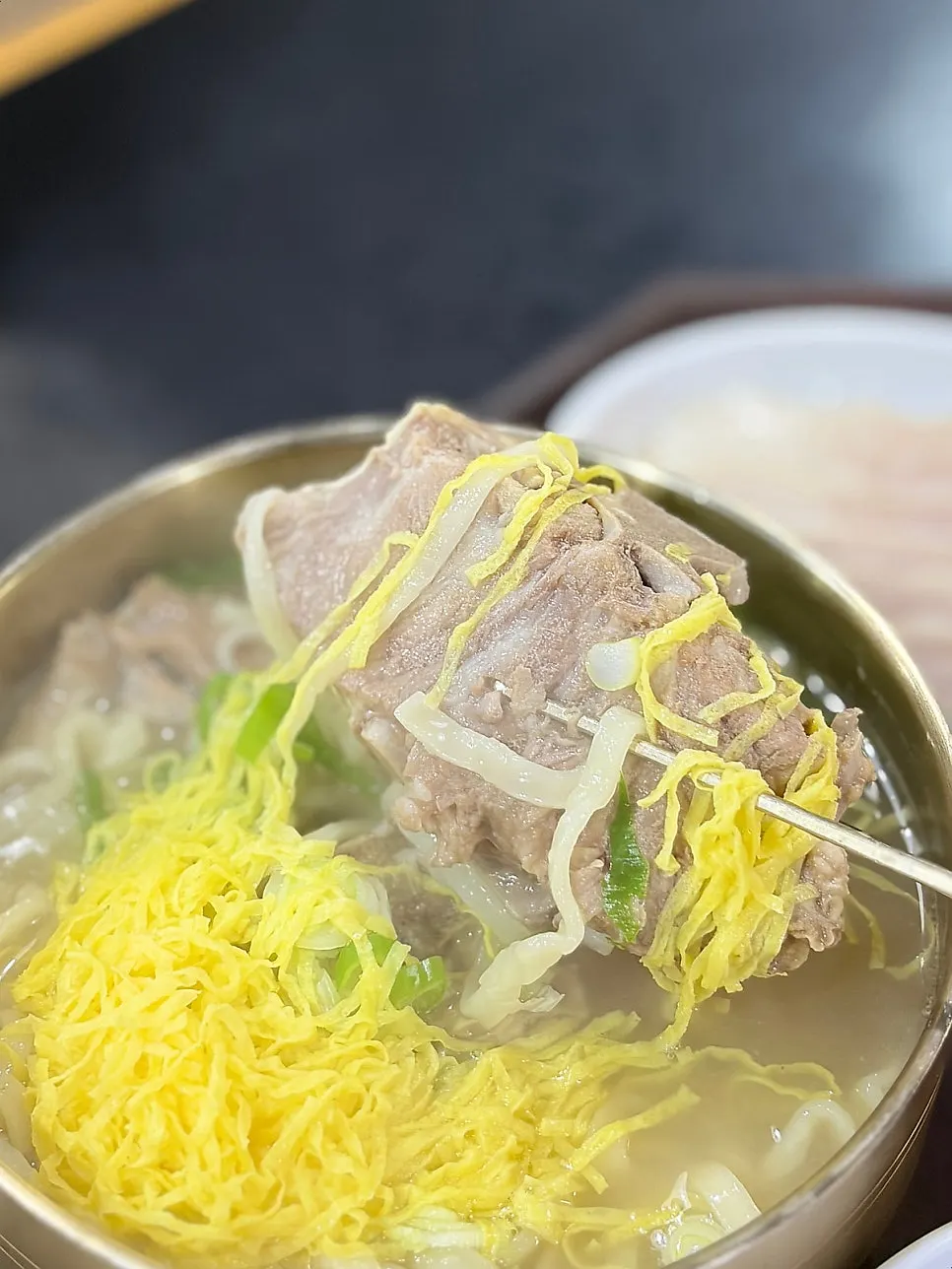 맑고 진한 뼈칼국수 국물