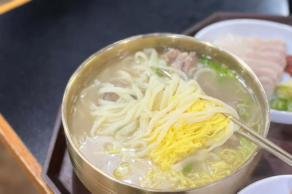주먹만 한 뼈다귀가 들어간 뼈칼국수