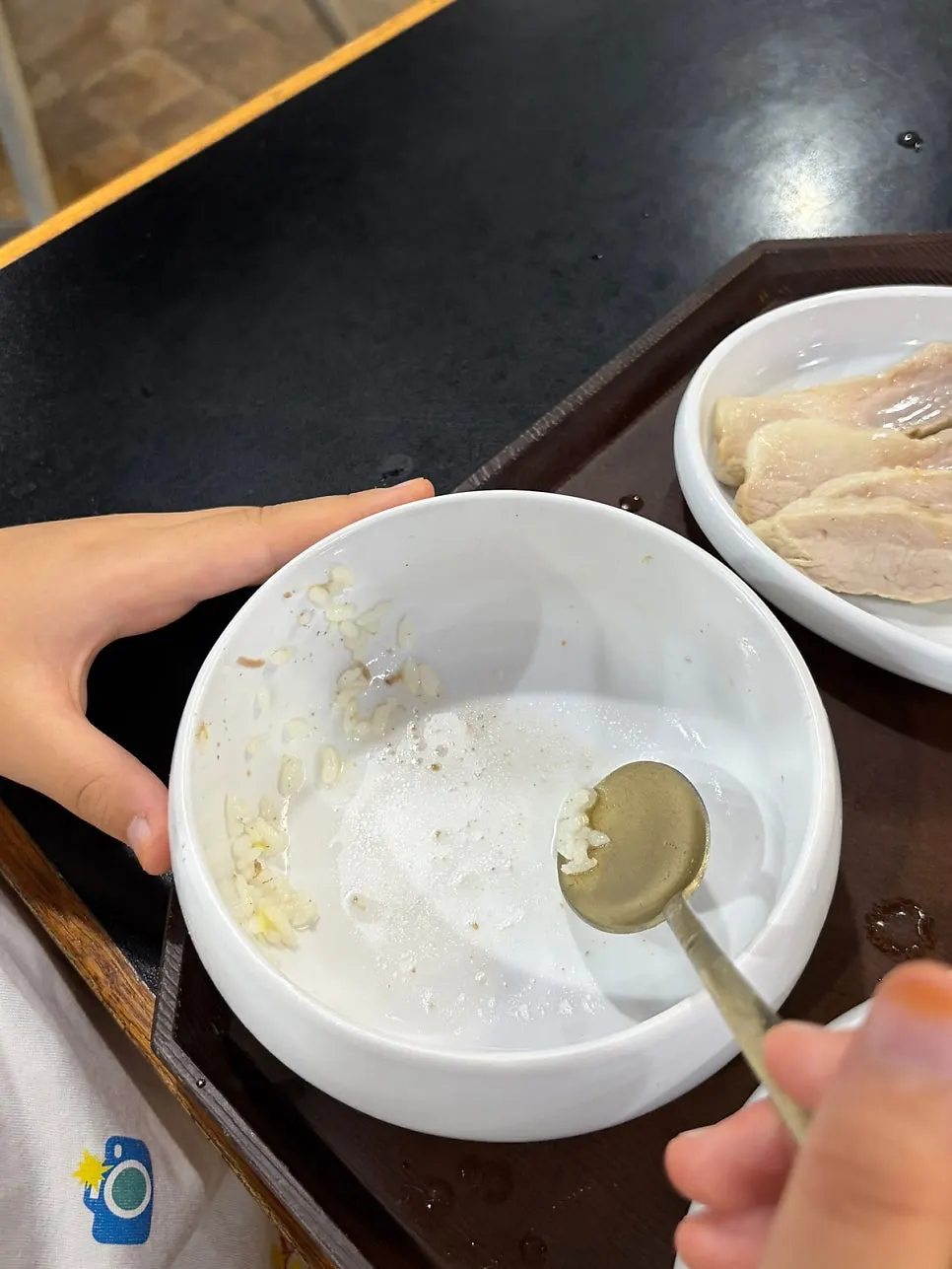 국물이 배어든 뼈칼국수 면