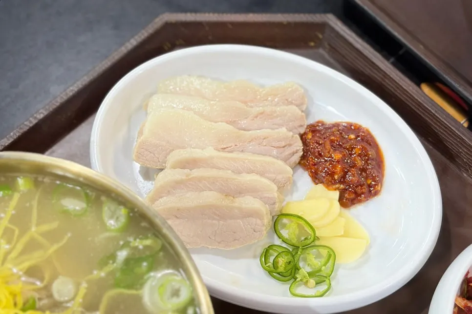 세트에 나온 가브리살 수육 접시