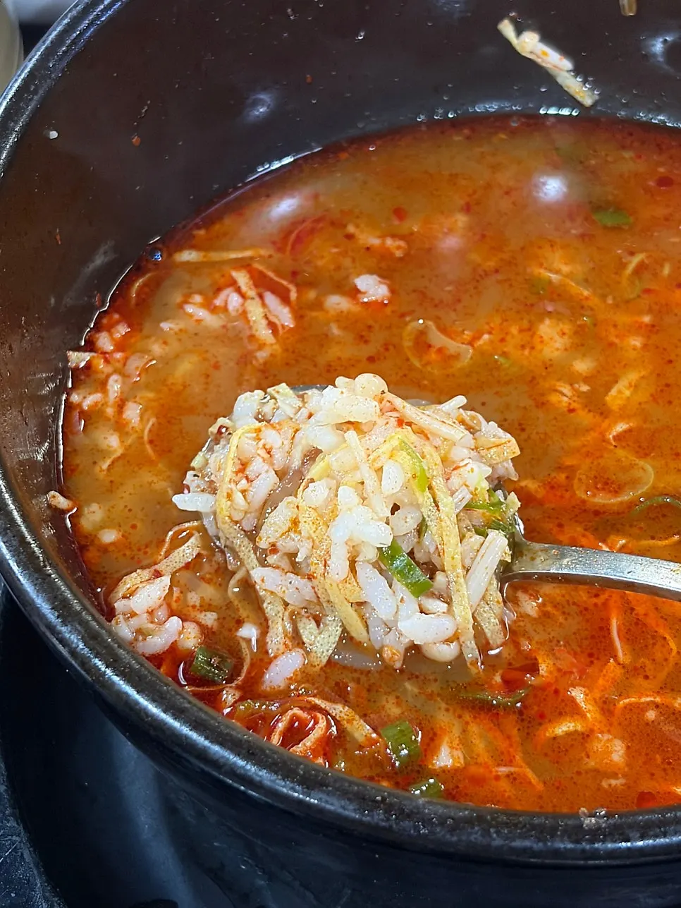 살을 발라 국물에 밥 말은 얼큰뼈탕밥