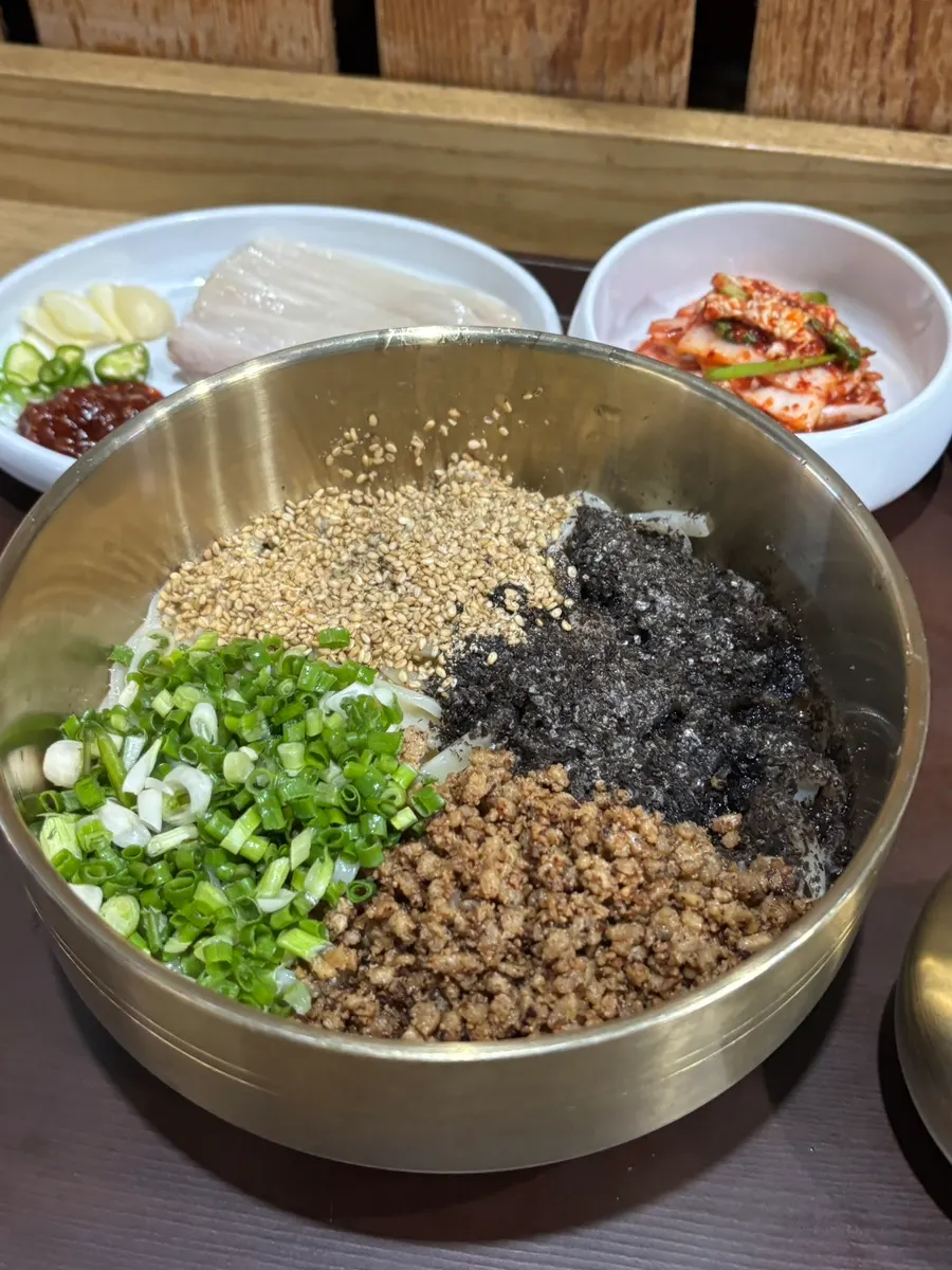 항정살 수육세트와 김치·고추반찬