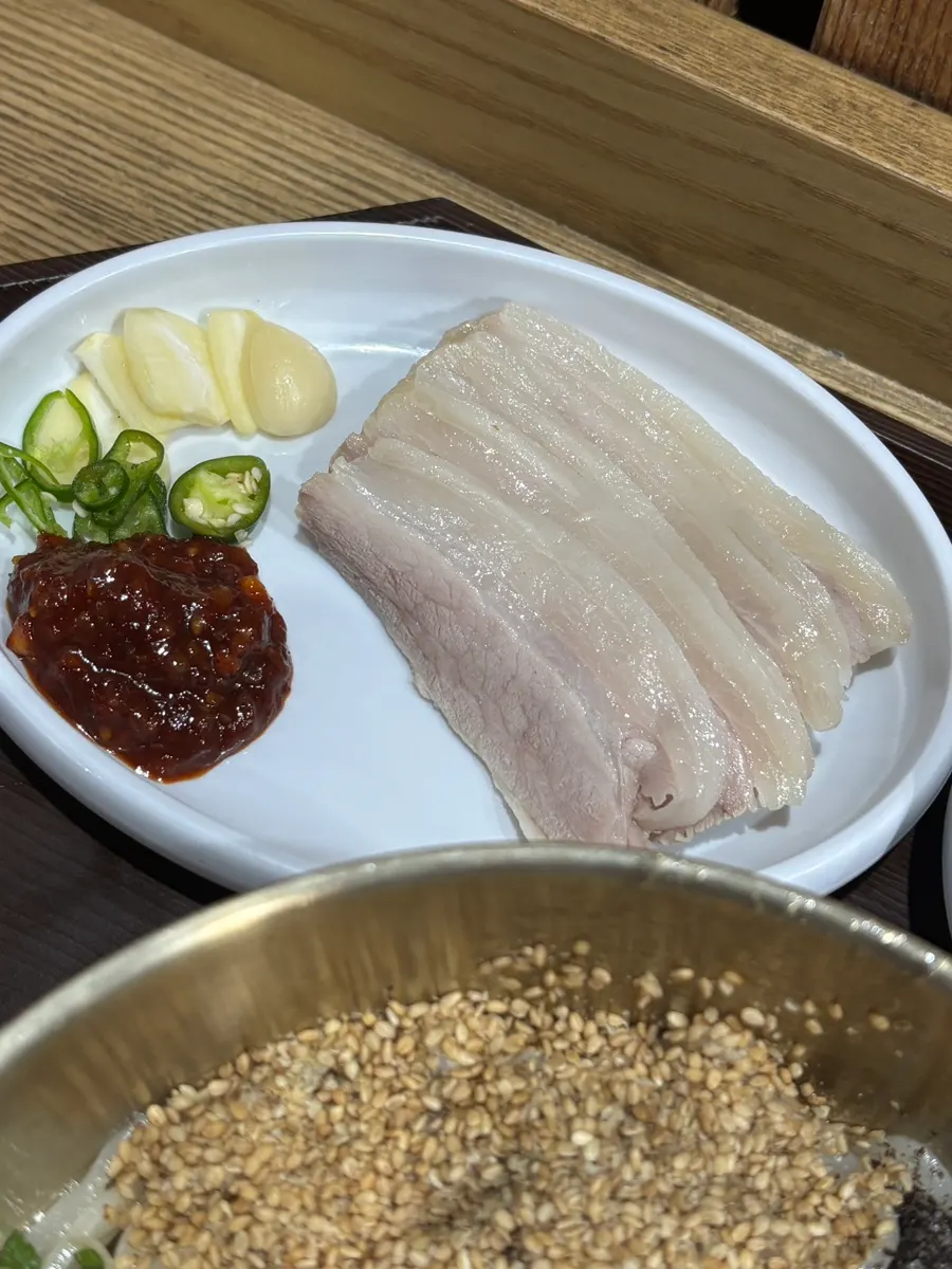 접시에 담긴 항정살 수육