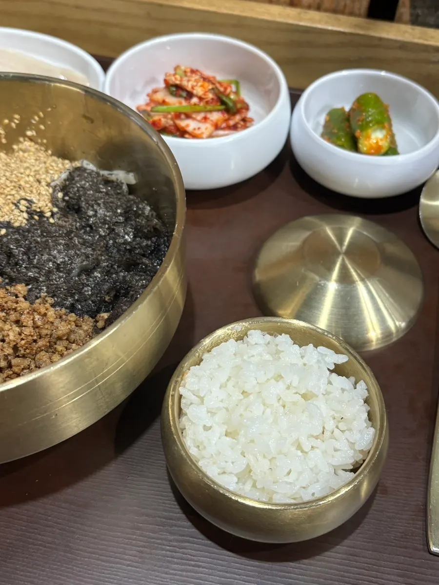 정갈하게 담긴 김치와 고추반찬