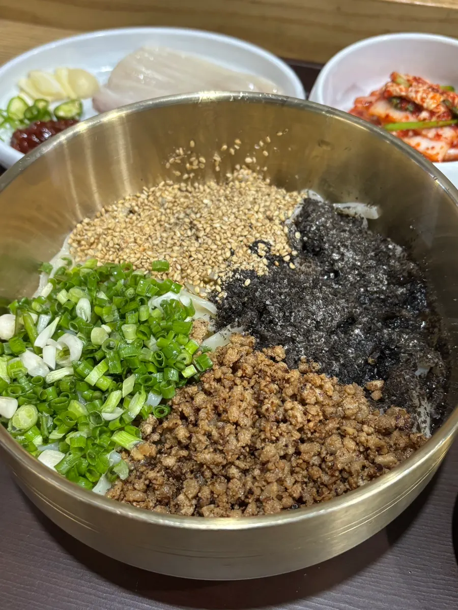 고기·파·김·깨 고명이 올라간 들기름칼국수